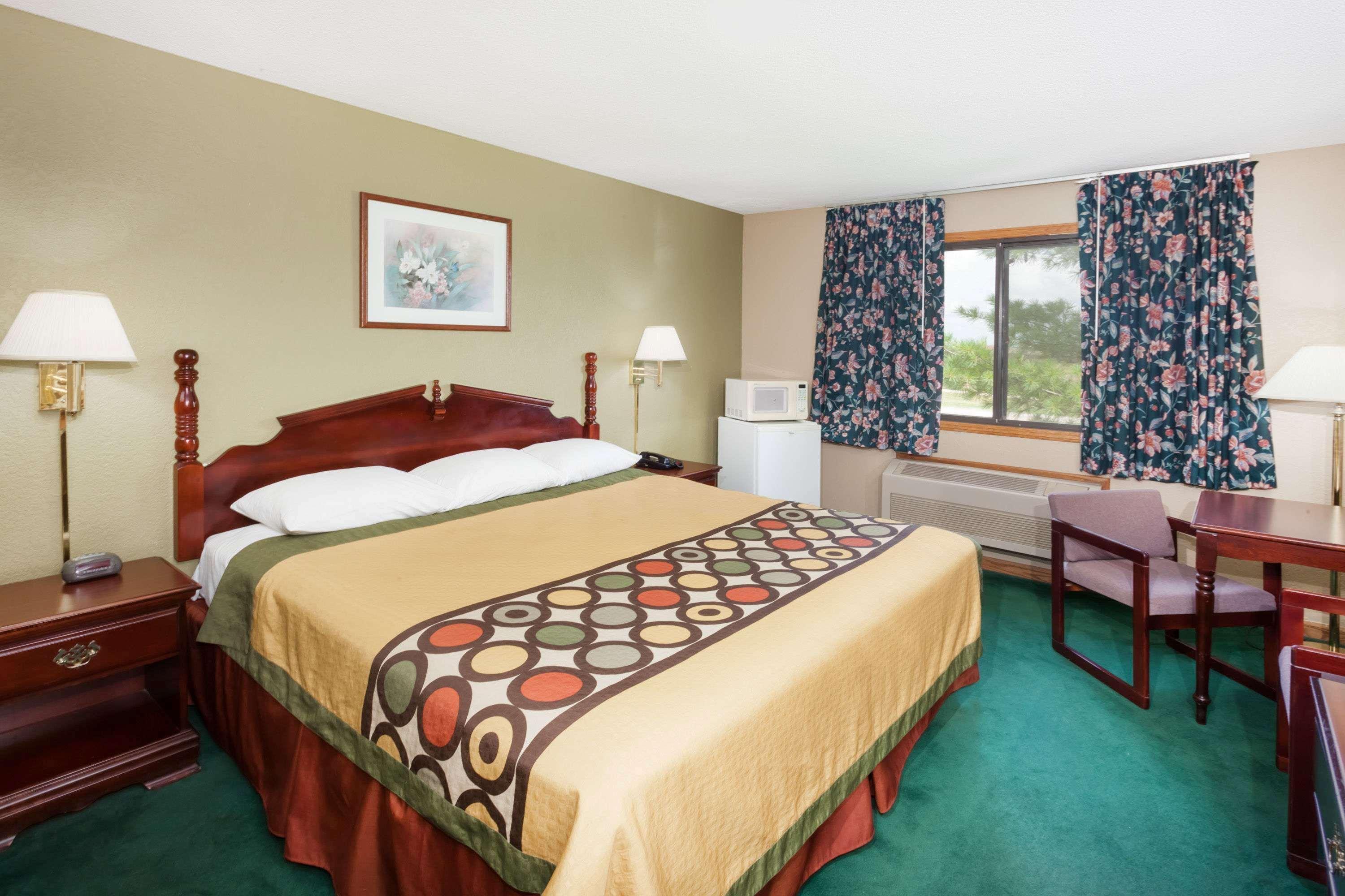 Super 8 By Wyndham Mclean/bloomington Sw Motel McLean