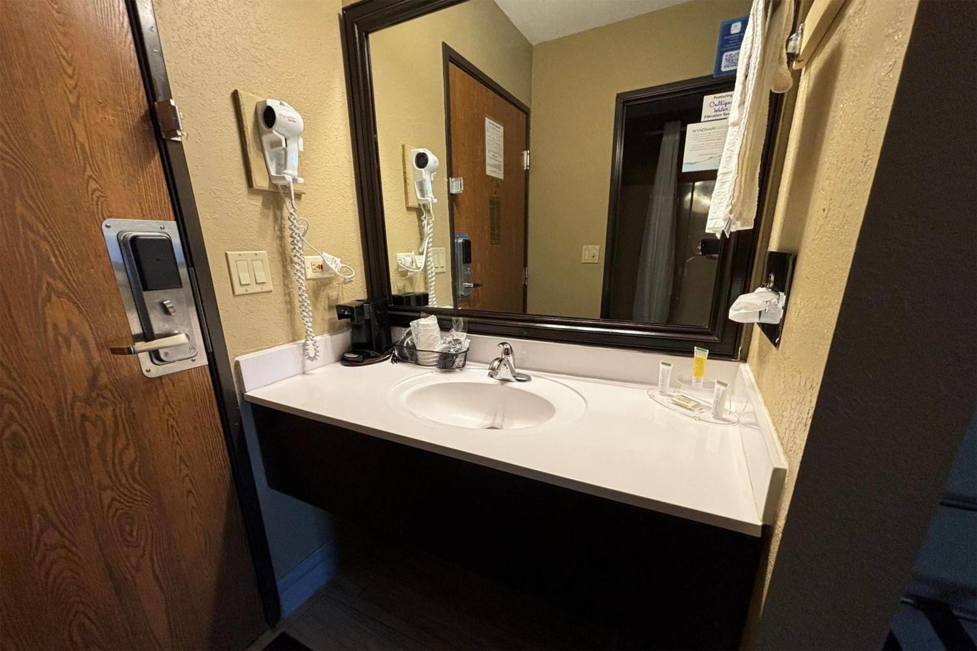 Super 8 By Wyndham Mclean/bloomington Sw McLean