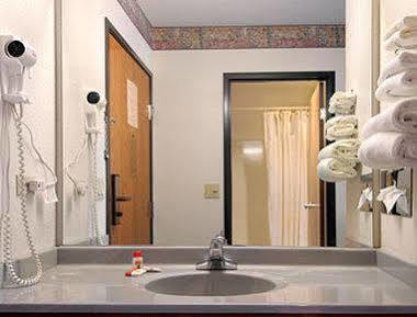 Super 8 By Wyndham Mclean/bloomington Sw Motel